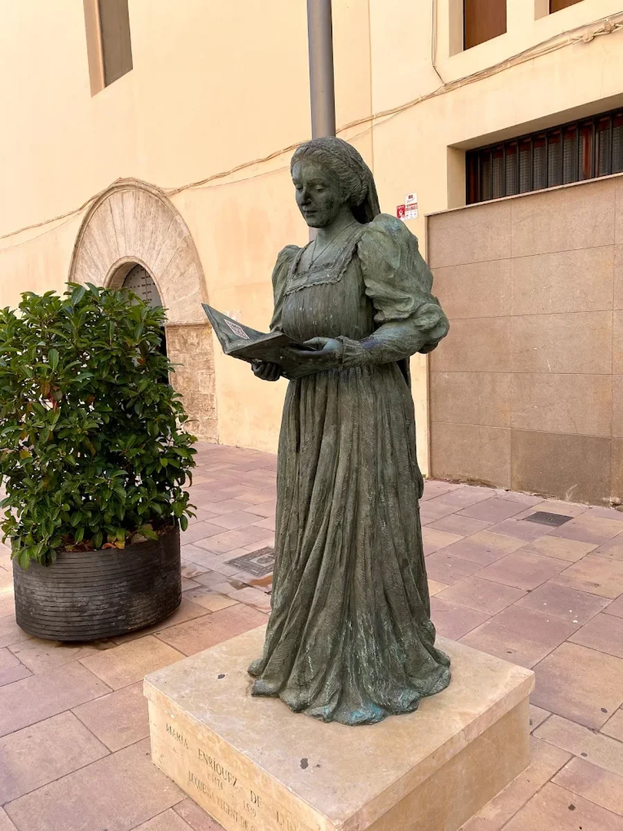 Statue am Kloster Santa Clara