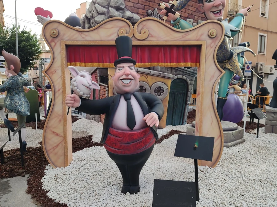 Ninots bei den Fallas von Gandía