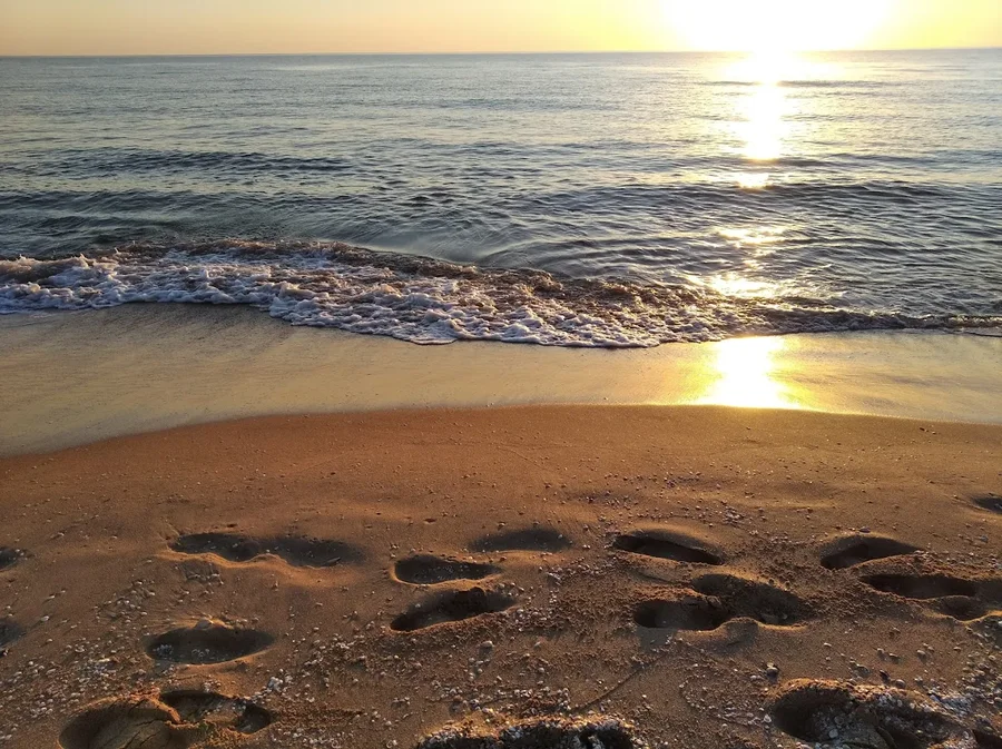 Fußspuren im Sand am L’Ahuir-Strand