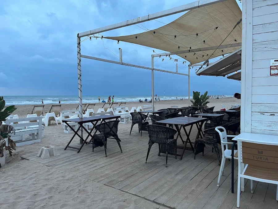 Strandbar am Strand von Gandía