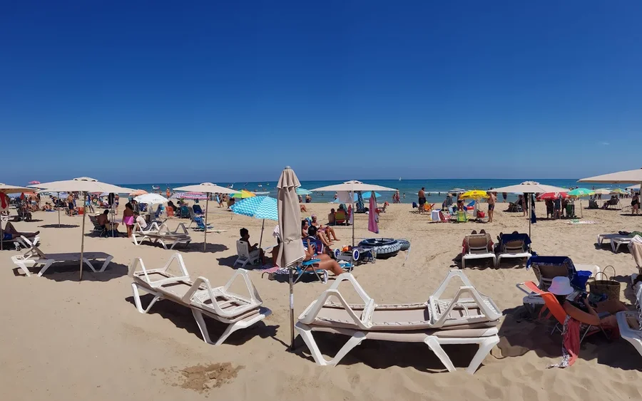 Liegen am Strand von Gandía