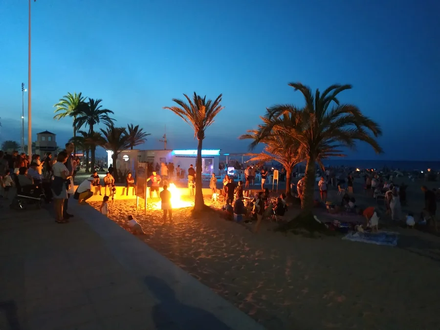 Strandpromenade von Gandía bei Nacht