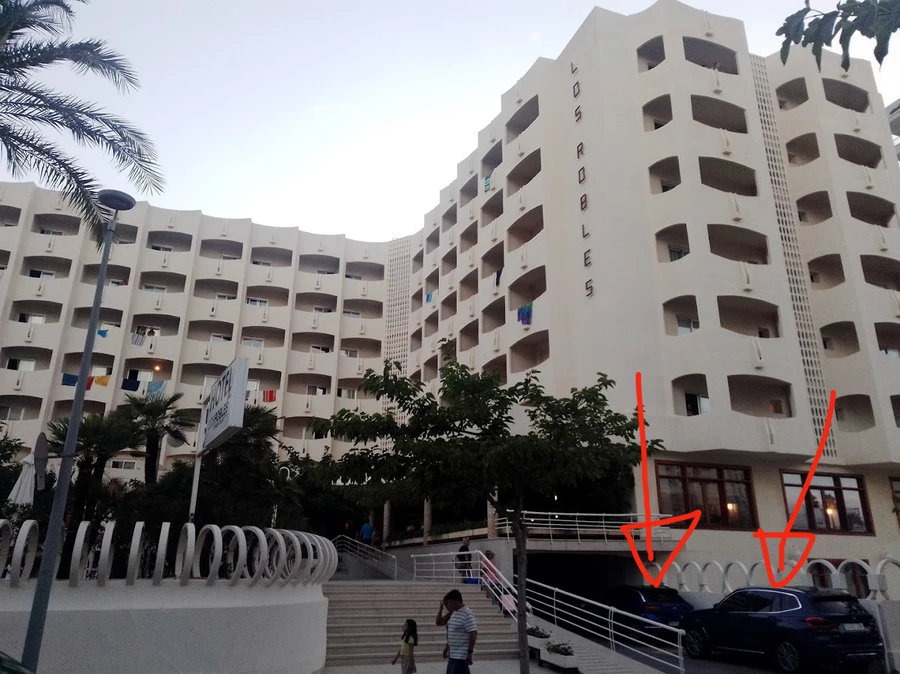 Parkplatz des Hotels Los Robles in Gandía