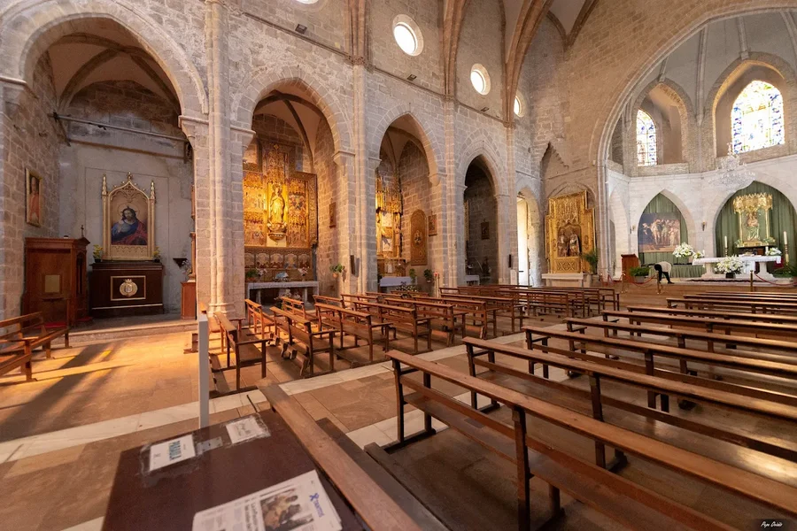Intérieur gothique et néogothique de la Collégiale