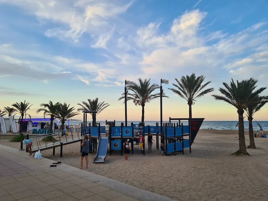 Piratenschiff-Spielplatz an der Strandpromenade von Gandía