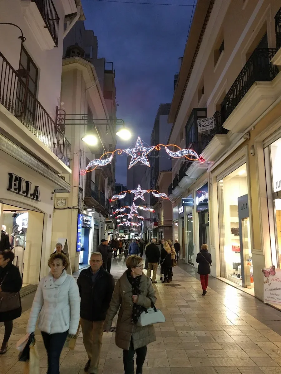 Calle Mayor in Gandía: Geschäfte, Geschichte und Sehenswürdigkeiten