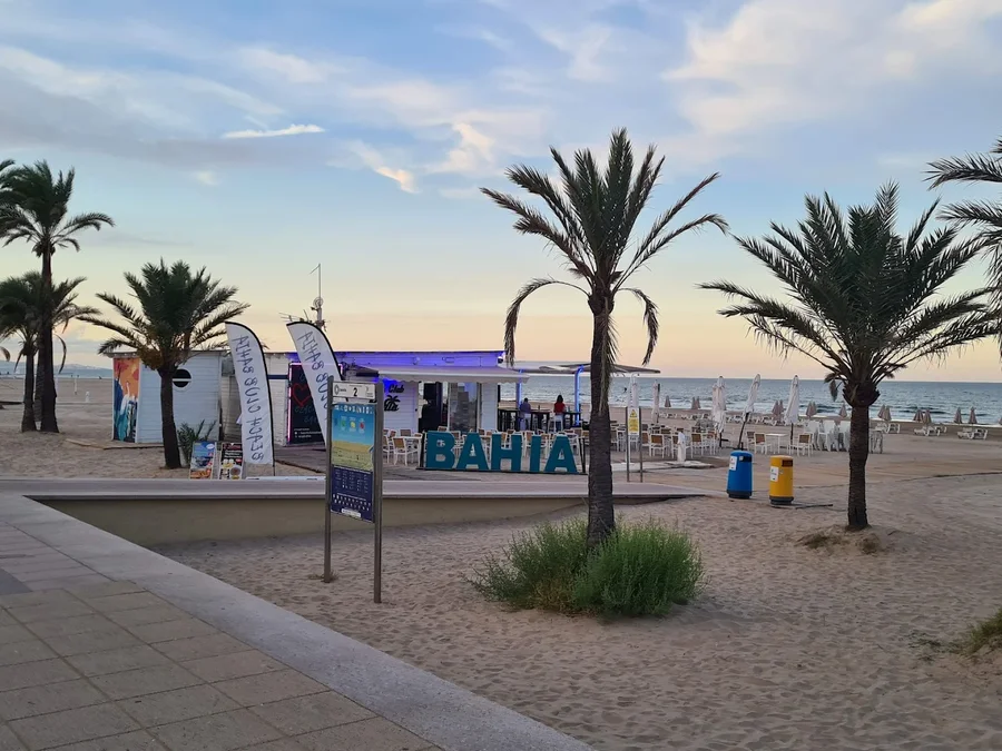 Strandbar an der Strandpromenade von Gandía
