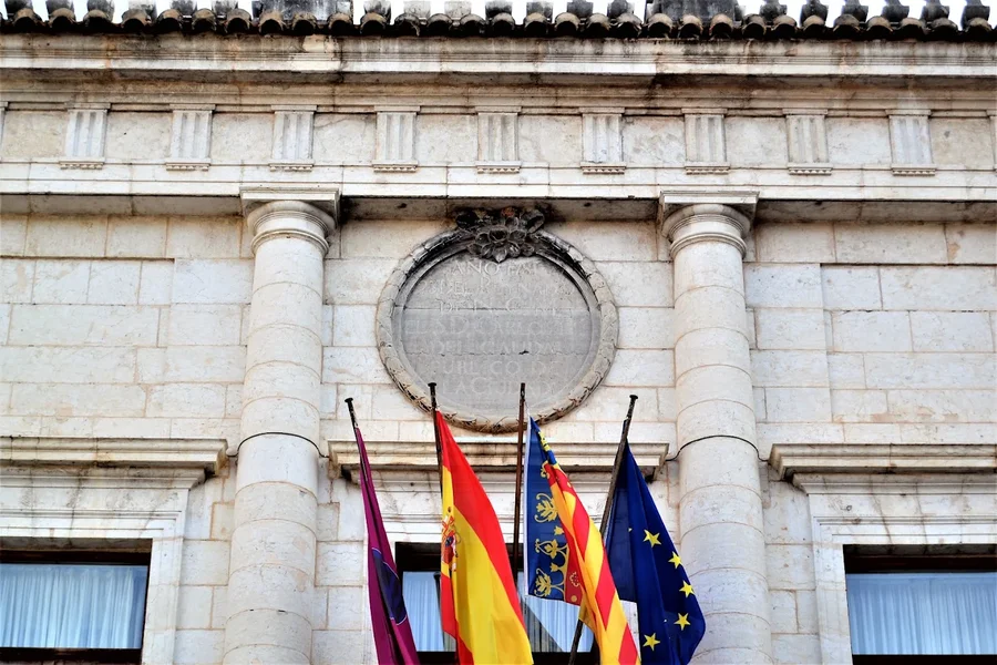 Tugenden am Rathaus von Gandía
